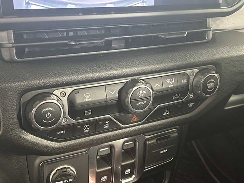 Used 2025 Jeep Wrangler Sport image 27