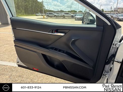 Used 2020 Toyota Camry SE FWD image 17