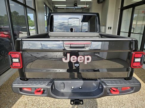 Used 2025 Jeep Gladiator Rubicon w/ Convenience Group AWD/4WD image 3