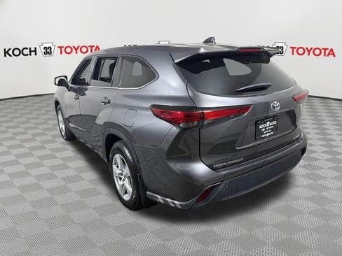Used 2022 Toyota Highlander LE AWD/4WD image 6