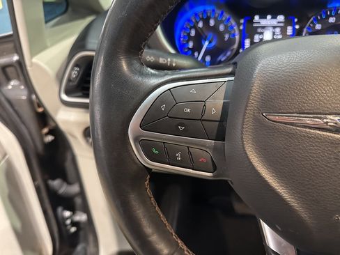 Used 2020 Chrysler Pacifica Touring-L image 18