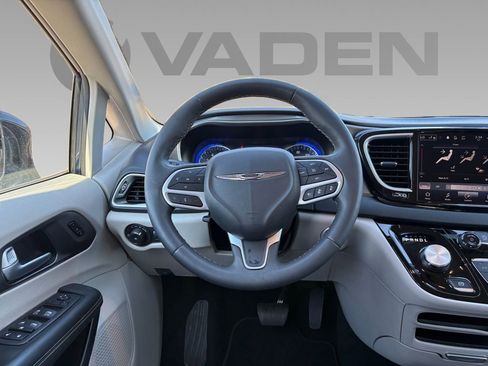 Used 2024 Chrysler Pacifica Touring-L image 12