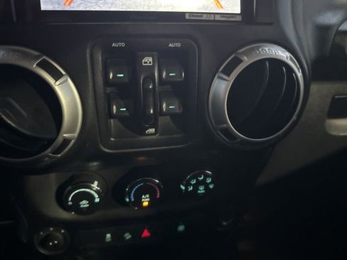 Used 2018 Jeep Wrangler Unlimited Sahara image 33