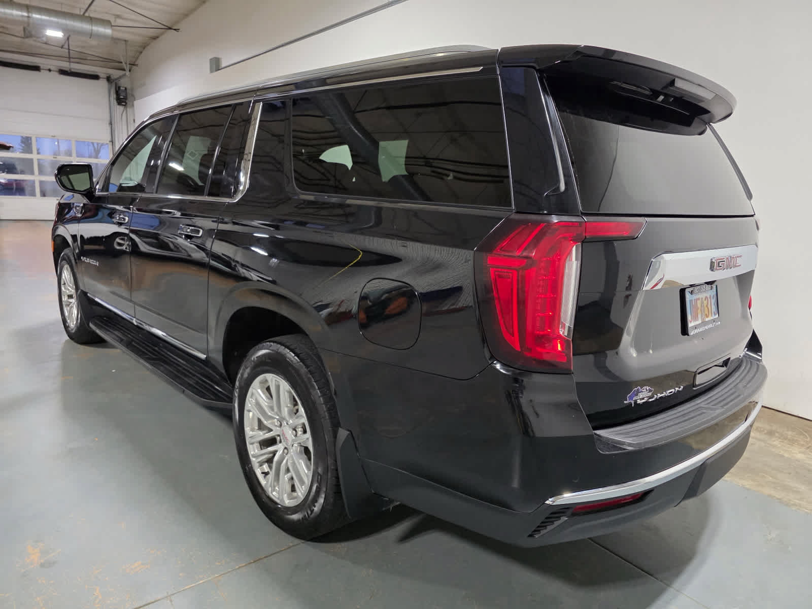 Used 2023 GMC Yukon XL SLT AWD/4WD image 3