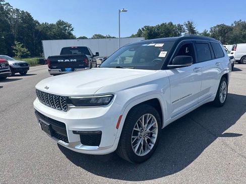 Used 2023 Jeep Grand Cherokee L Summit w/ Luxury Tech Group V AWD/4WD image 2