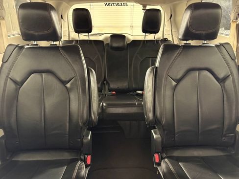 Used 2019 Chrysler Pacifica Touring-L FWD image 40