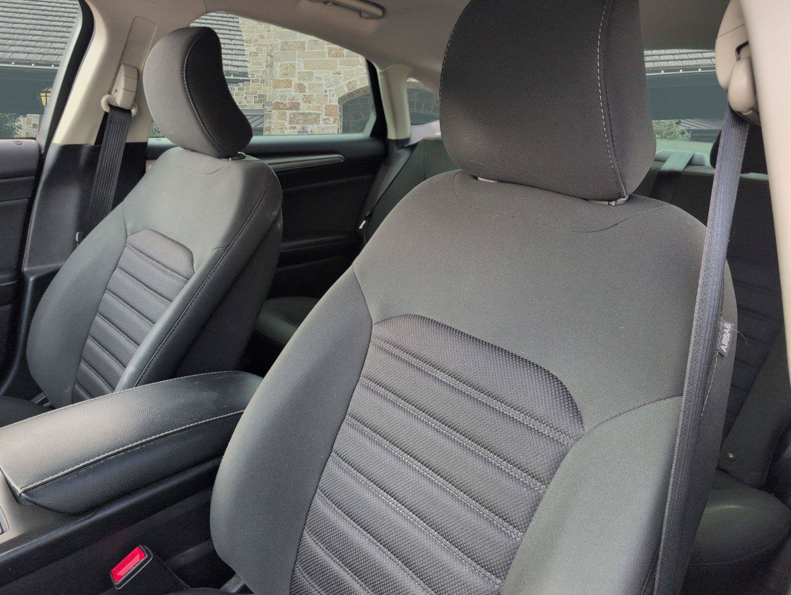 Used 2017 Ford Fusion SE w/ Fusion SE Technology Package FWD image 5