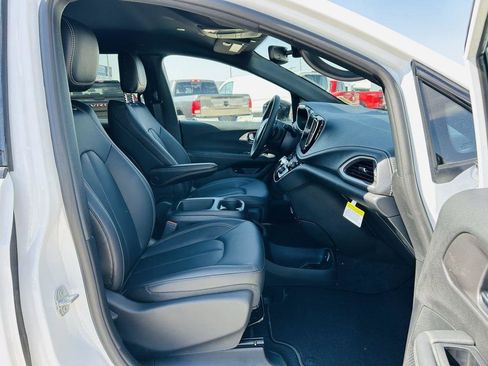 New 2026 Chrysler Pacifica Select w/ Quick Order Package 2EV image 35