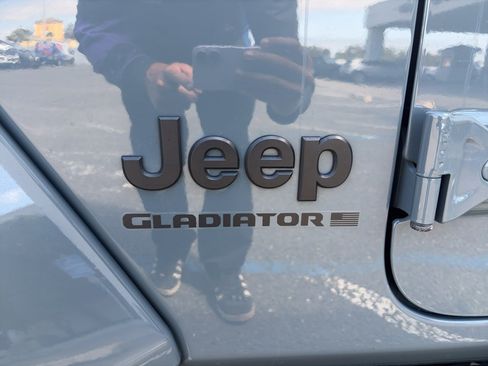 Used 2025 Jeep Gladiator Sport AWD/4WD image 5