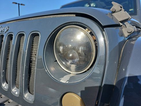 Used 2017 Jeep Wrangler Unlimited Sahara w/ Connectivity Group AWD/4WD image 32