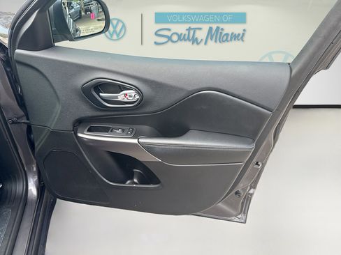 Used 2019 Jeep Cherokee Limited FWD image 33