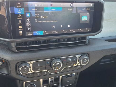 Used 2025 Jeep Gladiator Mojave AWD/4WD image 27