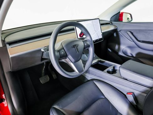 Used 2021 Tesla Model Y Long Range image 4