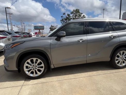 Used 2026 Toyota Highlander Limited image 3