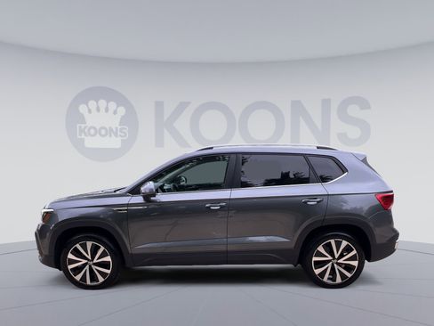 Used 2024 Volkswagen Taos SE w/ Panoramic Sunroof Package FWD image 7