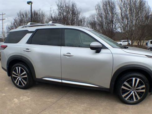 Used 2024 Nissan Pathfinder Platinum image 9