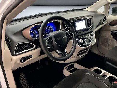 Used 2023 Chrysler Voyager LX image 17