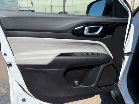 Used 2025 Jeep Compass Limited image 20