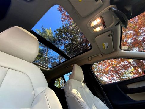 Used 2024 Volvo XC40 B5 Plus w/ Protection Package Premier image 13