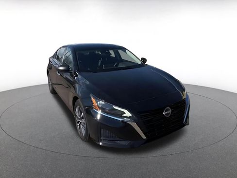 Used 2025 Nissan Altima 2.5 SV image 3