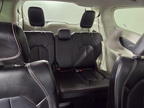 Used 2023 Chrysler Pacifica Touring-L FWD image 33