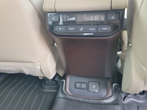 Used 2021 Toyota Highlander Platinum FWD image 34
