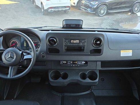 Used 2025 Mercedes-Benz Sprinter 2500 image 17