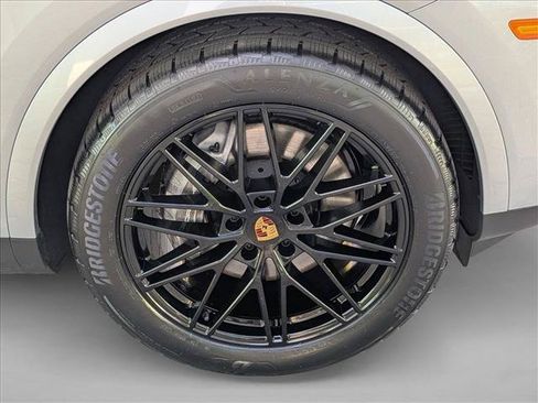Used 2024 Porsche Cayenne AWD/4WD image 25