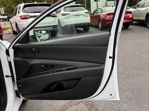 Used 2025 Hyundai Elantra Limited FWD image 19
