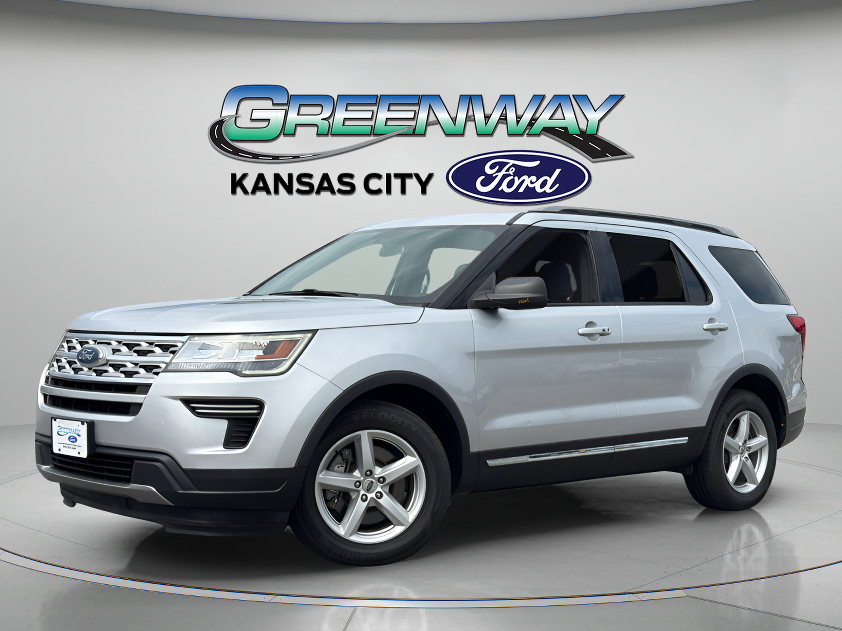 Used 2018 Ford Explorer XLT FWD image 3