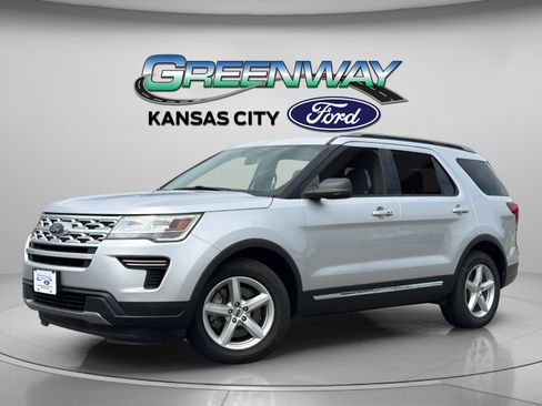 Used 2018 Ford Explorer XLT FWD image 3