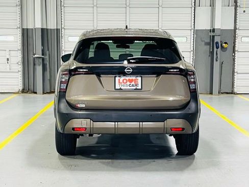 Used 2025 Nissan Kicks SV FWD image 17