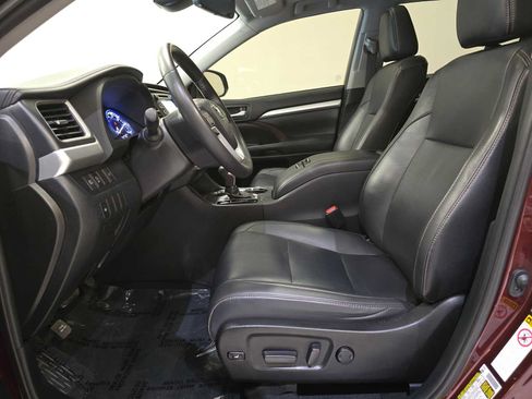 Used 2019 Toyota Highlander XLE AWD/4WD image 22