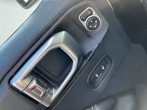 Used 2018 Jeep Wrangler Unlimited Sahara w/ Uconnect 4C Nav & Sound Group AWD/4WD image 11