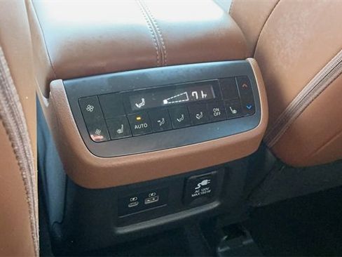 Used 2023 Nissan Pathfinder Platinum image 21