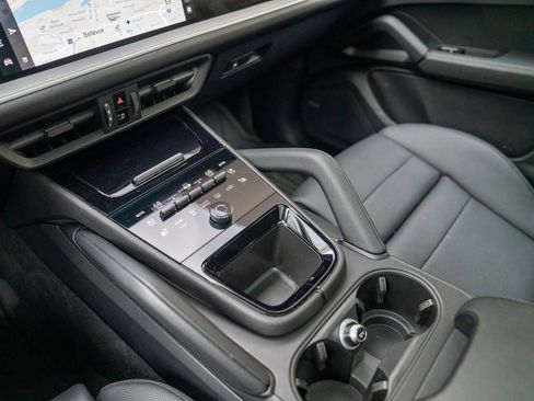 Used 2024 Porsche Cayenne image 21