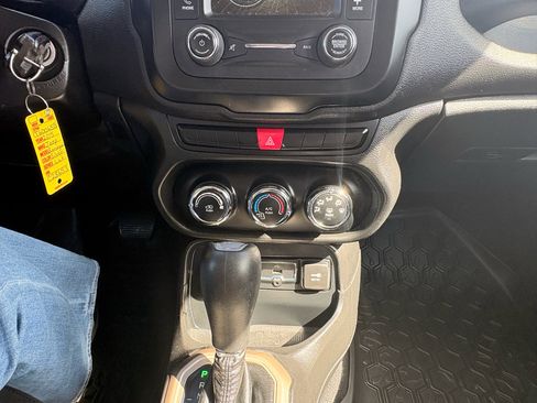 Used 2015 Jeep Renegade Latitude image 24