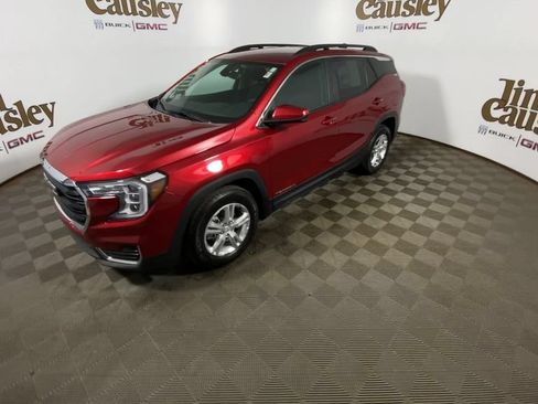 Used 2023 GMC Terrain SLE w/ Driver Convenience Package FWD image 4