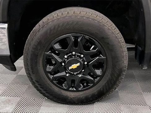 Used 2024 Chevrolet Silverado 2500 LTZ w/ LTZ Convenience Package image 9