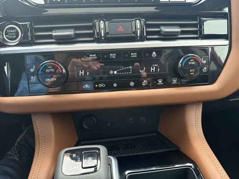 Used 2024 Nissan Pathfinder Platinum w/ Black Appearance Package image 8