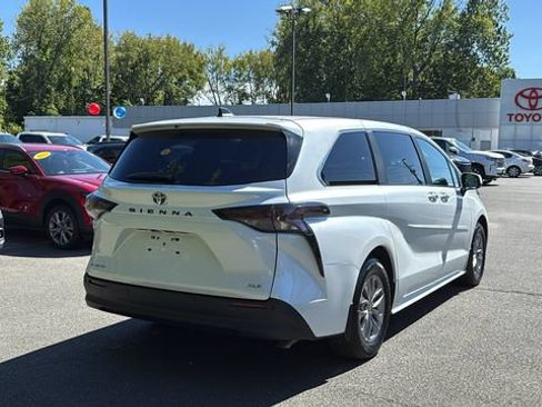 Used 2025 Toyota Sienna XLE AWD/4WD image 6