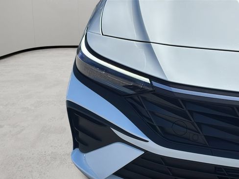 Certified 2025 Hyundai Elantra SE FWD image 10