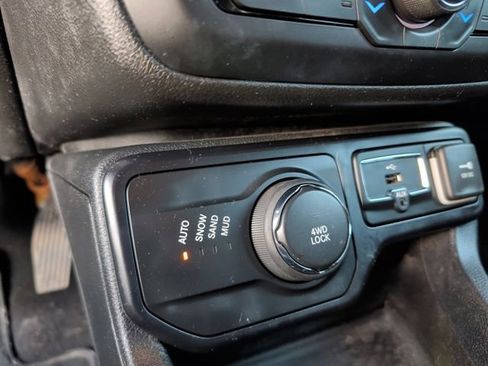 Used 2018 Jeep Renegade Altitude w/ UConnect 8.4 Nav Group image 37