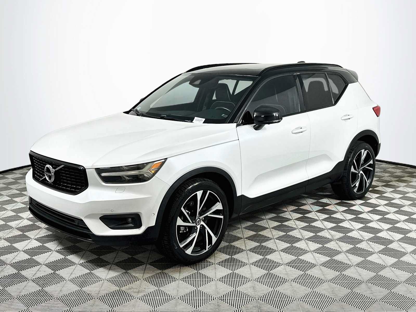 Used 2020 Volvo XC40 T5 R-Design w/ Protection Package Premier AWD/4WD image 3