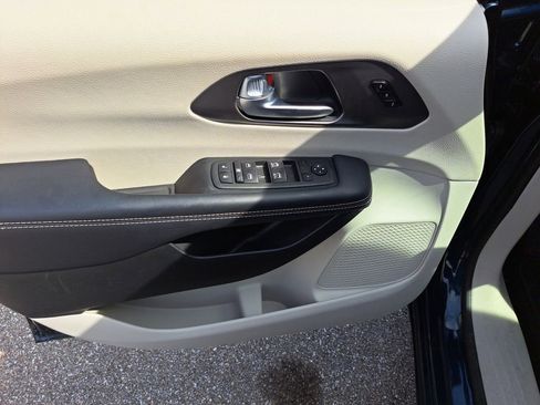 Used 2023 Chrysler Pacifica Touring-L image 20