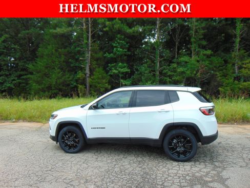 Certified 2025 Jeep Compass Latitude w/ Altitude Special Edition AWD/4WD image 3