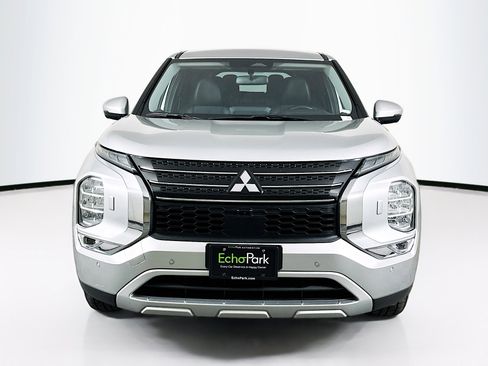 Used 2024 Mitsubishi Outlander SE image 2