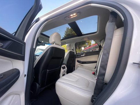 Used 2018 Ford Edge Titanium w/ Equipment Group 302A AWD/4WD image 19