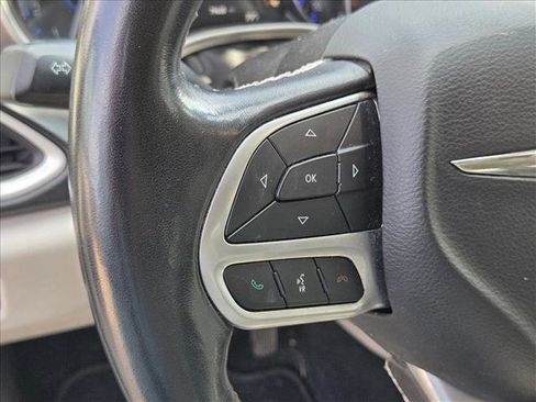 Used 2021 Chrysler Pacifica Touring-L image 14