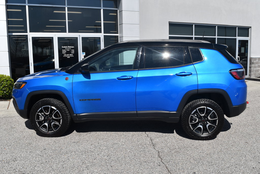 Used 2025 Jeep Compass Trailhawk AWD/4WD image 4